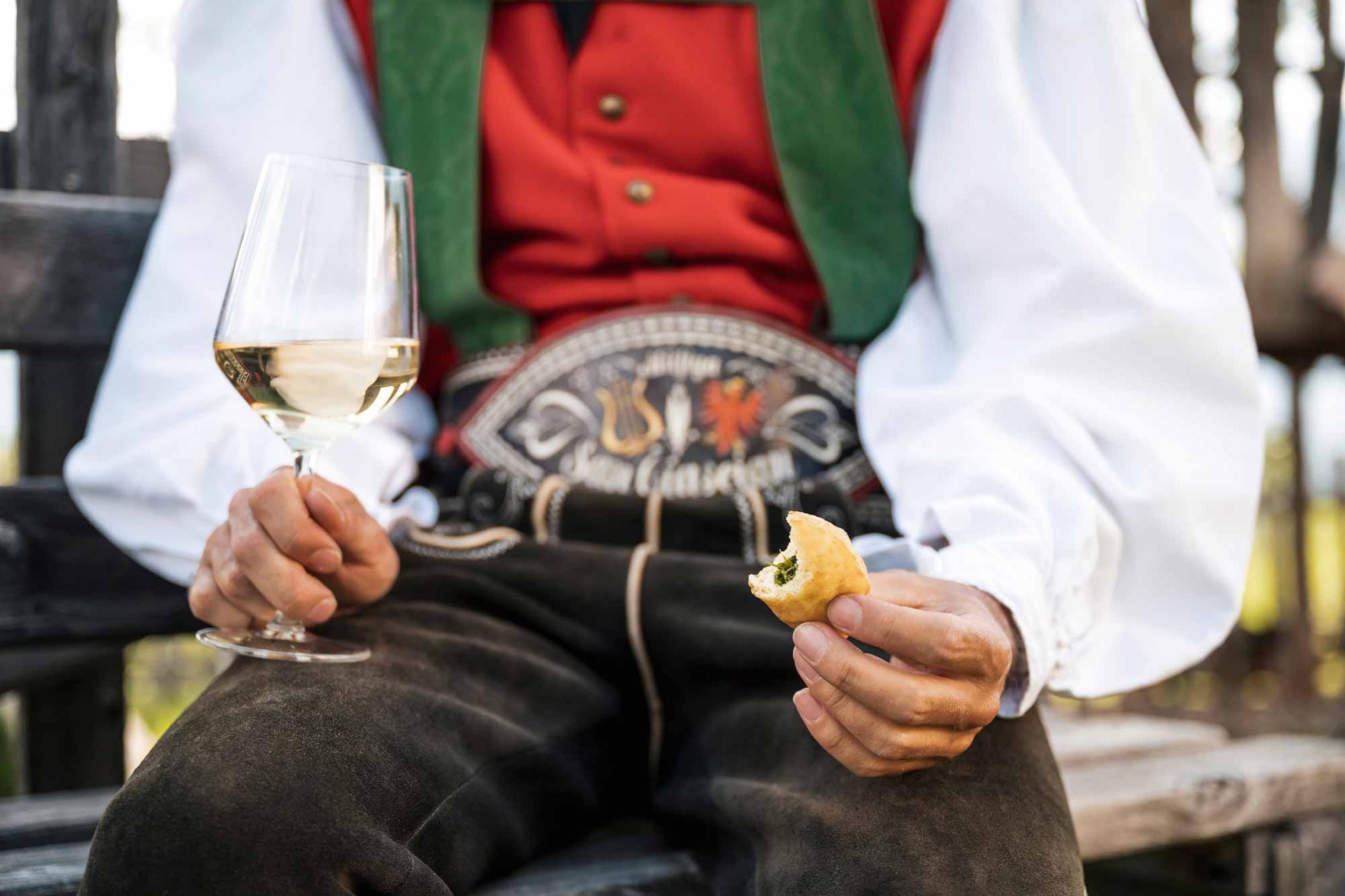 Südtiroler Tracht und Wein