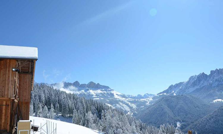 Ausblick auf die verschneiten Dolomiten