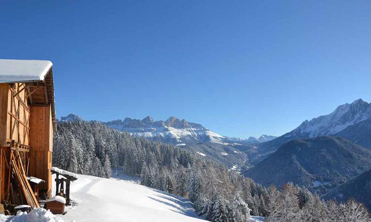 Winterurlaub in verschneiter Berglandschaft