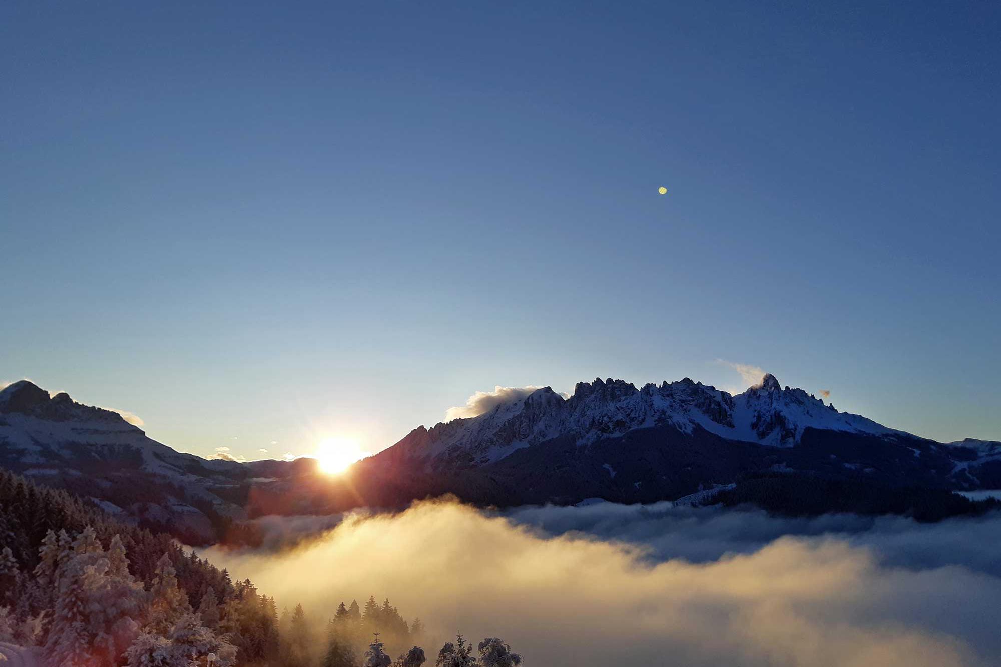 Sonnenaufgang am Bergbauernhof